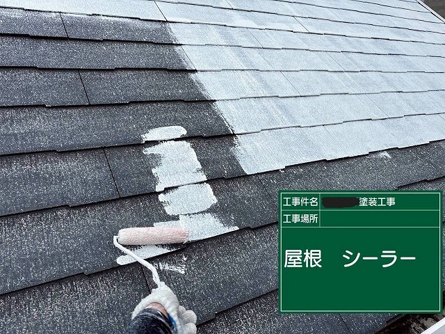 明石市の戸建て　屋根のシーラー作業